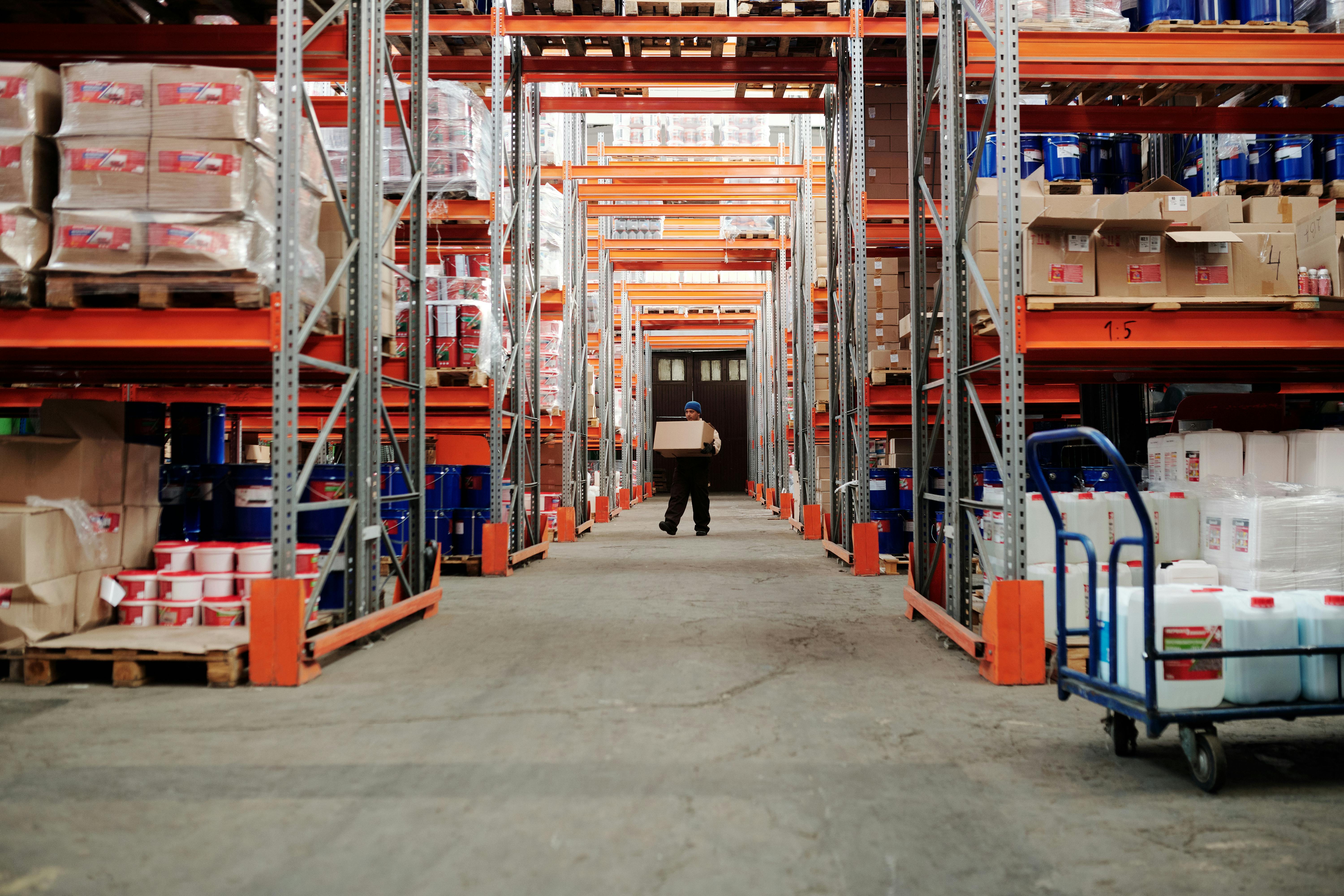 3PL warehousing UAE facility with organized inventory racks